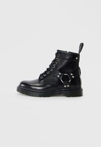 Botine negre din piele, cu șireturi în față, guler cu ochiuri metalice, vârf rotund, talpă din cauciuc contrastantă și detaliu cu cataramă pe lateral.