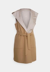 Manteau beige sans manches avec un large col châle doux et une doublure intérieure. Comprend une ceinture et deux poches avant. Texture lisse.