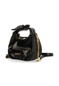 Sac à main en simili cuir noir avec une finition texturée, une anse nouée, des accessoires en or et une bandoulière amovible en chaîne. Détail de fermeture zippée.