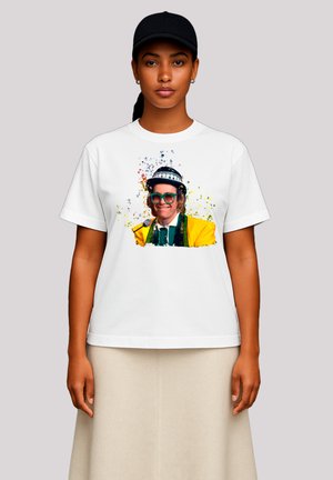 Weißes Baumwoll-T-Shirt mit einem bunten Grafikdruck einer Person mit Brille und Hut. Bequemer Schnitt, kurze Ärmel, klassischer Rundhalsausschnitt.