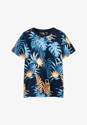 Camiseta de manga corta azul marino con un vibrante estampado tropical que presenta grandes hojas y flores en azul y naranja.