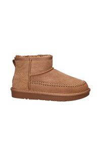 Tan suède enkellaarsjes met een zachte binnenvoering, decoratieve stiksels en een platte rubberen zool. Beschikt over een zijnaad en een achterste lusstroke.