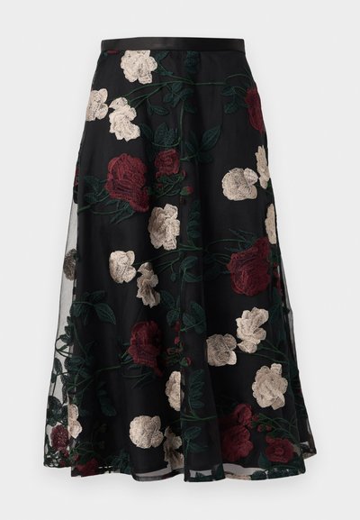 Zwarte rok met bloemenborduursel in rood, wit en groen. Heeft een aansluitende tailleband en een vloeiende A-lijn silhouet.