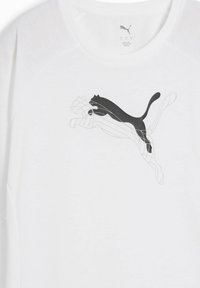 Hvid T-shirt med korte ærmer og et sort og grått omridset Puma-logo. Blødt stof, rund hals, glat tekstur og afslappet pasform.