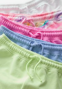Fünf Shorts-Paare sind horizontal in Pastellfarben angeordnet: weiß, pink mit einem Muster, hellblau, hellgrün. Jedes verfügt über einen elastischen Taillenbund.