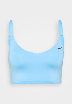 Lysblå sports-bh med justerbare stropper, en v-udskæring, glat tekstur og et lille sort Nike-logo på den ene side.