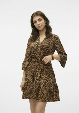 Klänning med leopardmönster som har en omslagdesign, V-hals, trekvartsärmar, bälte i midjan och en flerfaldig kjol i nyanser av brunt och beige.