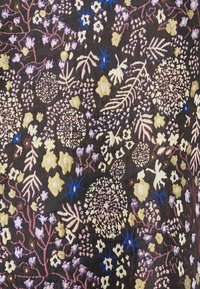 Dunkles Gewebe mit einem detaillierten, mehrfarbigen Blumenmuster in Lila-, Gelb- und Blautönen, einschließlich verschiedener Blattformen und -texturen.