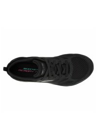 Scarpa sportiva nera con parte superiore in rete traspirante, lacci piatti e colletto imbottito. Presenta il marchio Skechers e una soletta in memory foam.