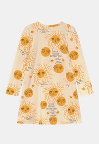 Beżowa sukienka z długimi rękawami z pomarańczowymi twarzami słońca i księżyca, małymi gwiazdkami oraz napisem "Słońce wygląda dzisiaj tak pięknie" i "Księżyc daje ci miłość."