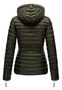 Veste matelassée vert foncé avec capuche, matelassage horizontal, taille cintrée avec détails de boutons, et fermetures éclair aux poignets.