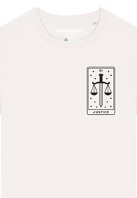 T-shirt en coton de couleur claire avec un graphique d'un emblème représentant une épée et une balance. Le texte indique "XI JUSTICE" à l'intérieur d'un design en bordure.