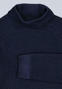 Dunkelblauer, gerippter Strickpullover mit Rollkragen und langen, umgeschlagenen Ärmeln, auf einem hellgrauen Hintergrund gefaltet dargestellt.