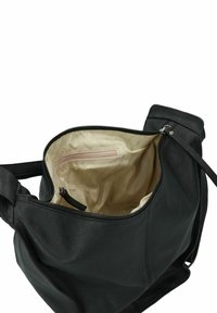 Bolso de cuero negro con una textura suave, que cuenta con un cierre de cremallera y un interior de color claro con un pequeño bolsillo con cremallera.