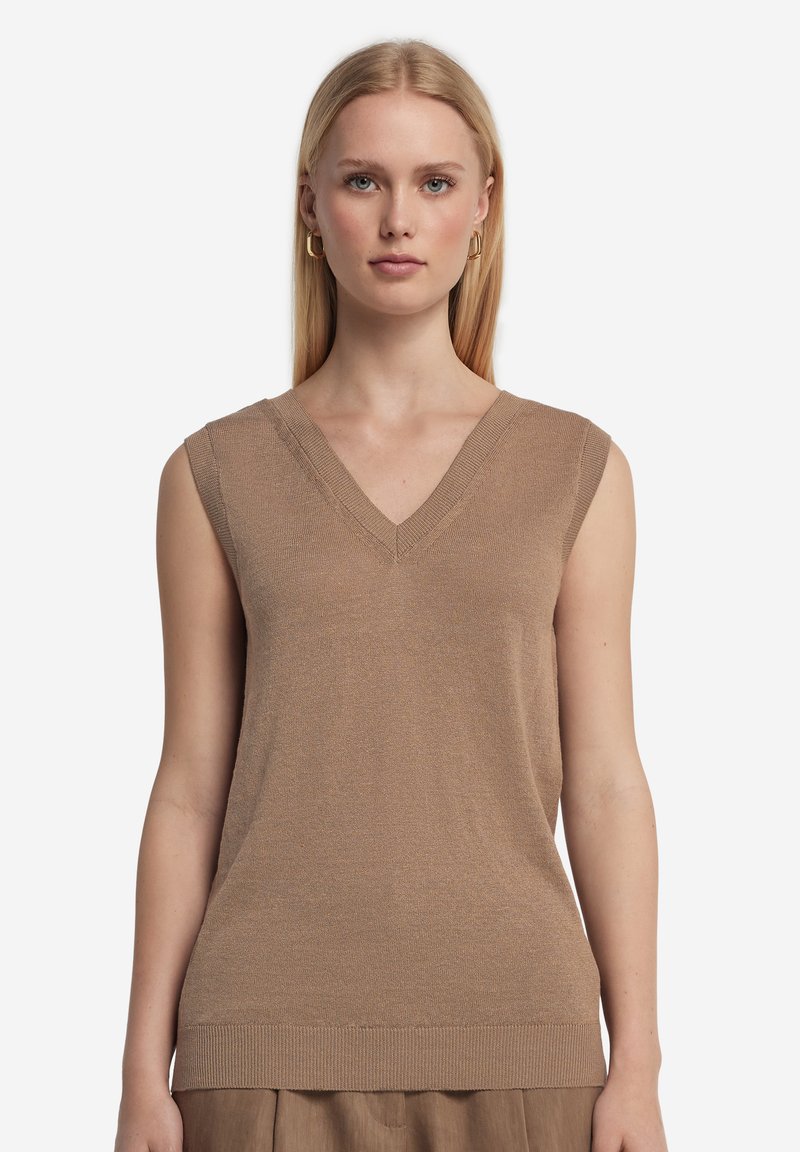 Beige ärmlös stickad topp med V-ringning, ribbat fåll och subtil textur. Enkel och mångsidig för lager-på-lager eller att bära ensam.
