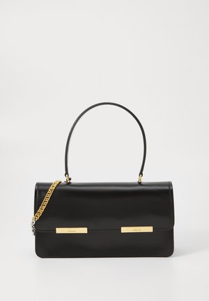 Sac à main en cuir noir avec un design structuré, une poignée supérieure et une accent en chaîne dorée. Présente deux barres dorées sur le devant.