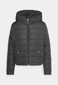 Svart vadderad jacka med huva, som har dragkedjestängning, horisontella sömmar och tryckknappsdetaljer på framfickorna.