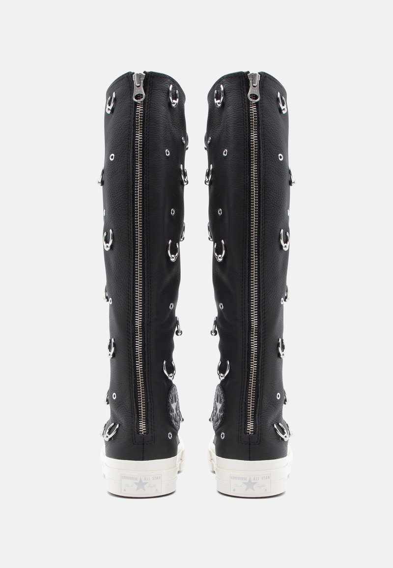 Svarta läderknähöga stövlar med silverdragkedjor och ögla-detaljer. Har gummisulor och Converse-logotyp på hälen.