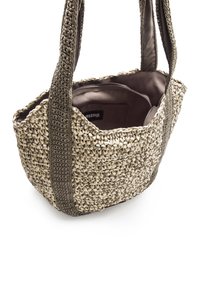 Bolsa de tote tejida en beige y marrón, con una superficie texturizada. Tiene dos asas tejidas resistentes y un forro interior oscuro.