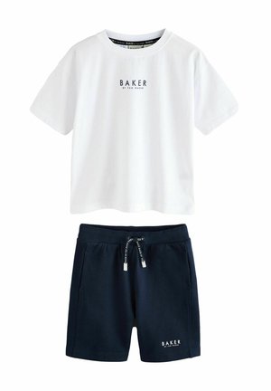 Camiseta blanca de algodón con mangas cortas y un logotipo azul marino. Combinada con pantalones cortos azul marino que cuentan con una cinturilla elástica y cordón.