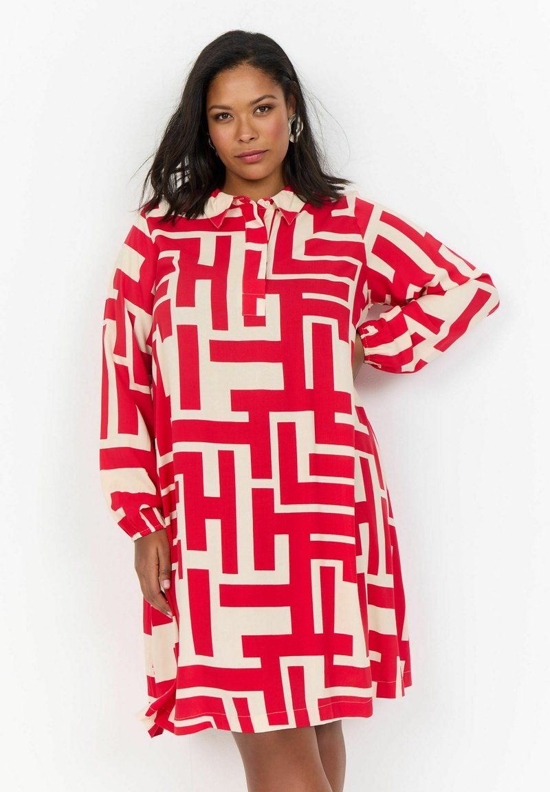 Punavuori ja kerma kuvioitu mekko, jossa on kauluspanta, pitkät hihat ja löysä istuvuus. Valmistettu pehmeästä kankaasta, jossa on geometrinen kuvio.