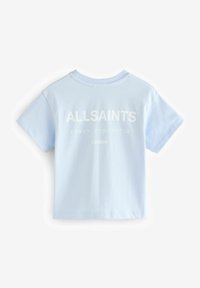 Gaiši zils kokvilnas T-krekls ar apaļu kakla izgriezumu un īsām piedurknēm. Aizmugurē redzams liels balts teksts: "ALLSAINTS" un "LONDON."