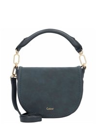 Bolso cruzado de piel azul oscuro con solapa curva, herrajes dorados y correa desmontable. Presenta un asa texturizada y detalle de costura.