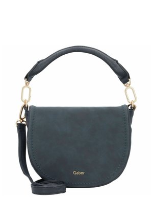 Bolso cruzado de piel azul oscuro con solapa curva, herrajes dorados y correa desmontable. Presenta un asa texturizada y detalle de costura.