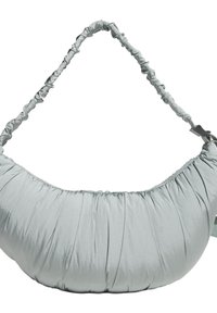 Borsa in tessuto grigio morbido con texture arricciata e forma curva. Presenta una tracolla arricciata e regolabile e una chiusura sicura.