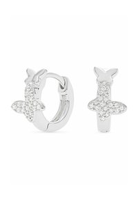 Silverfärgade hoopsörhängen med fjärilskonturer, en prydd med klara kristaller. Slät yta och polerad finish, med en gångjärnsstängning.