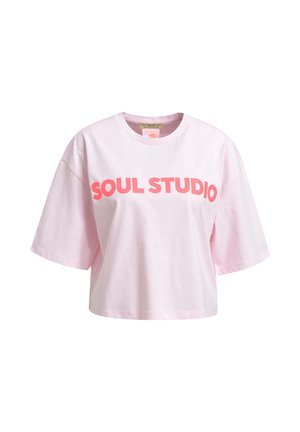 Hellrosa kurz geschnittenes T-Shirt mit weiten kurzen Ärmeln und auffälligem korallenfarbenem "SOUL STUDIO" Schriftzug quer über der Brust.