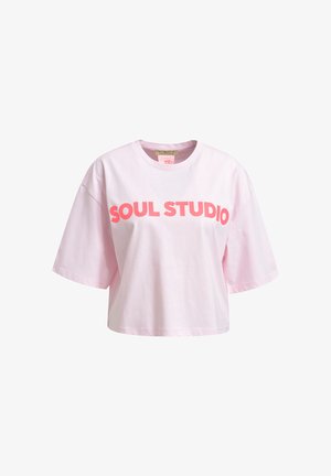 Hellrosa kurz geschnittenes T-Shirt mit weiten kurzen Ärmeln und auffälligem korallenfarbenem "SOUL STUDIO" Schriftzug quer über der Brust.