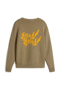 Khakifarbener Strickpullover mit einem großen orangefarbenen Grafikdesign auf der Rückseite, Rundhalsausschnitt sowie Rippbündchen und -saum.