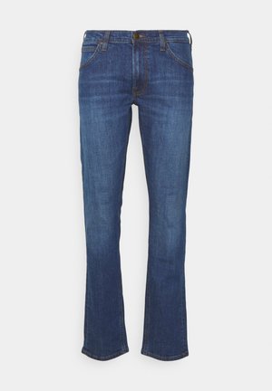 Vaqueros de mezclilla azul oscura con un diseño de pierna recta, estilo de cinco bolsillos y acentos de costura naranja. La tela tiene una textura suave.