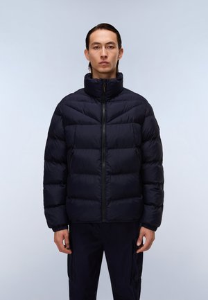 Marineblå pufferjakke med høj krave, vandret quiltet design, frontlynlås og sidelommer. Stoffet virker glat og let skinnende.