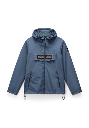 Blauwe waterdichte jas met capuchon, ritssluiting, twee zijzakken, verstelbare zoom en logo-opdruk op de borst. Gladde textuur.