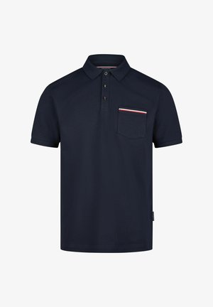 Marineblauwe polo gemaakt van gestructureerde stof, met een drieknoopsluiting en een borstzak met rode en witte accenten.
