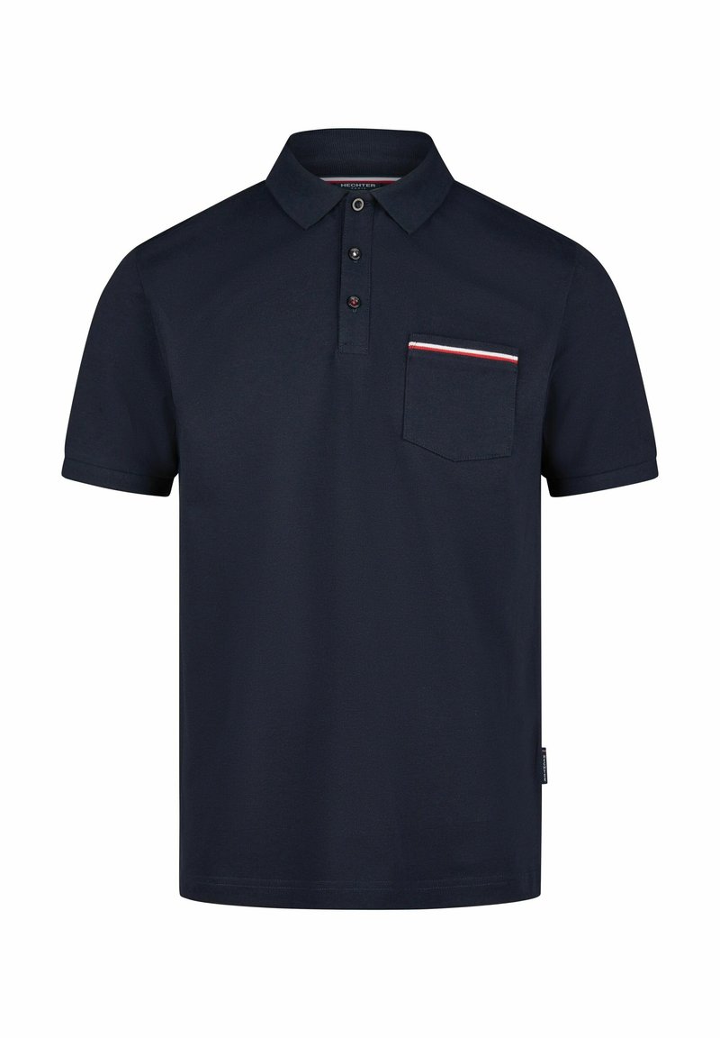 Marineblaues Poloshirt aus strukturiertem Stoff, mit einer Drei-Knopf-Leiste und einer Brusttasche mit rot-weißen Akzenten.