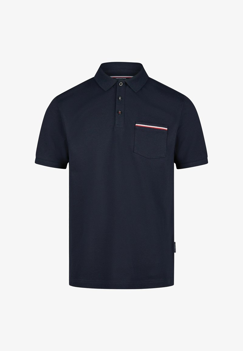Marineblauwe polo gemaakt van gestructureerde stof, met een drieknoopsluiting en een borstzak met rode en witte accenten.