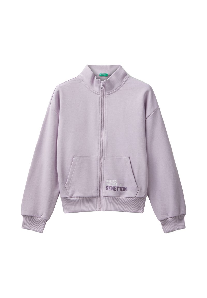 Felpa zip con collo alto di colore viola chiaro, tasche frontali e polsini a coste. Presenta un ricamo "United Colors of Benetton". Tessuto morbido.