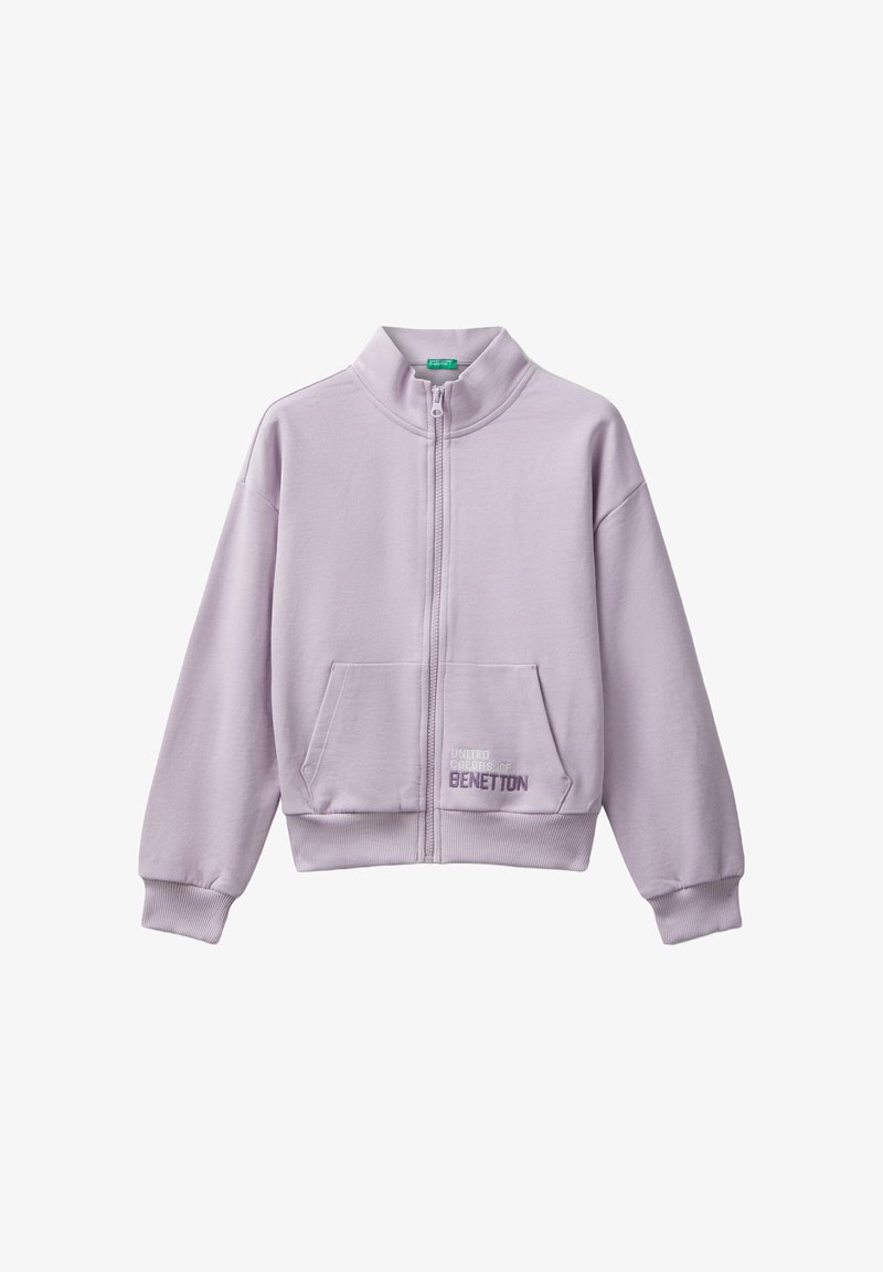 Felpa zip con collo alto di colore viola chiaro, tasche frontali e polsini a coste. Presenta un ricamo "United Colors of Benetton". Tessuto morbido.