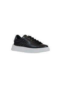 Sneaker in pelle nera con superficie testurizzata, suola in gomma bianca e design con lacci. Presenta dettagli con borchie sui lati.