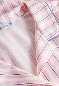 Tessuto a righe rosa e bianche con sottili righe blu navy, dalla consistenza morbida, con etichetta RÖSCH e un design colletto piegato.
