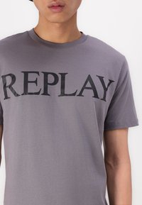 Replay T-shirt con stampa - lead grey