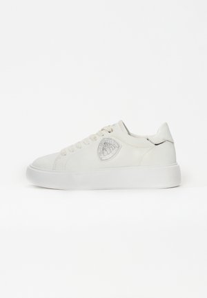 Sneakers bianchi in pelle liscia, con un design curvo, punta rotonda e un emblema argenteo testurizzato sul lato esterno.