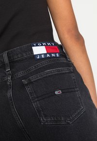 Tommy Jeans Farkkushortsit - black denim