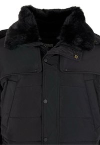 Svart pufferjakke med en myk faux fur-krage, glidelås- og trykknapplukking, samt to frontlommer med quiltet teksturdesign.