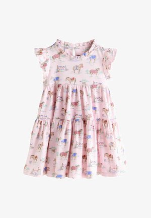 Robe rose pour tout-petit avec manches à volants et imprimé de chevaux et obstacles équestres en tons bleus, rouges et bruns.