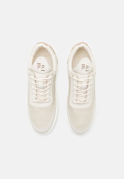 Beige sneakers met een gestructureerde stoffen bovenkant en gladde leren accenten. Voorzien van platte veters, een gevoerde kraag en een logo op de tong.