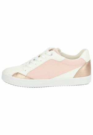 Sneaker bianco con lati in tela rosa e dettagli metallico oro rosa. Presenta una finitura liscia, punta tonda e suola in gomma testurizzata.